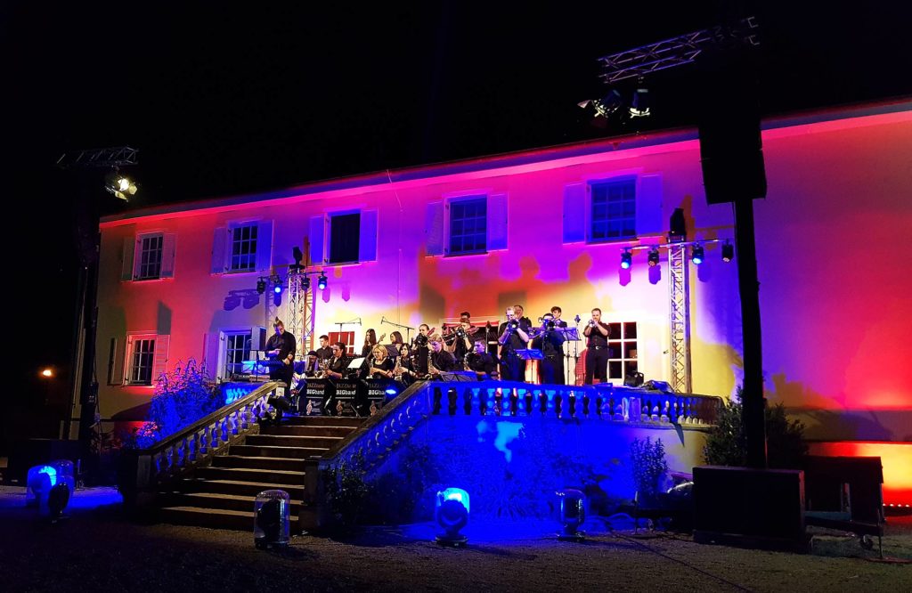 Die Big Band der Stadtkapelle Wertingen spielt auf der Terrasse.