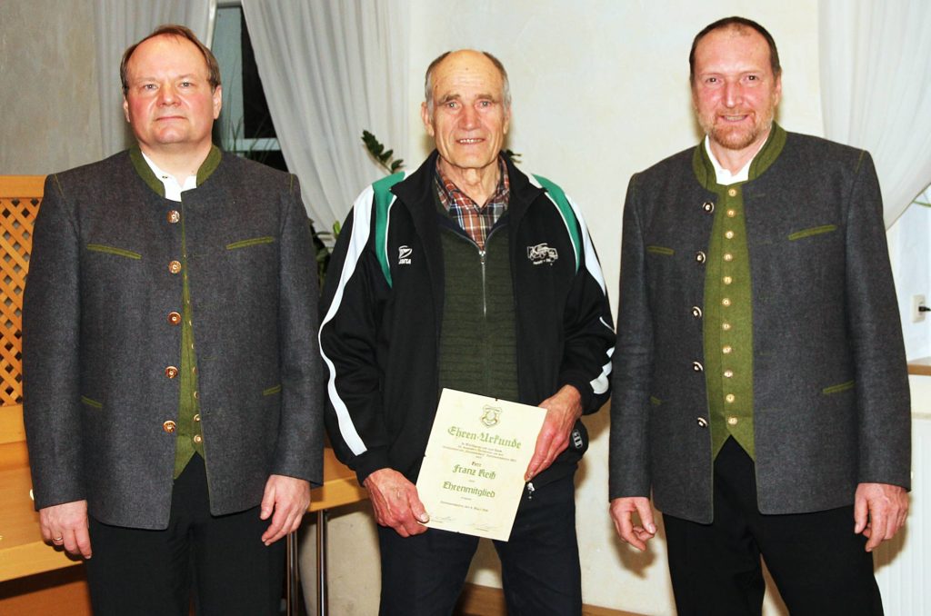Franz Keiß wird im Rahmen der Jahresversammlung der Gottmannshofer Schützen zum Ehrenmitglied ernannt.