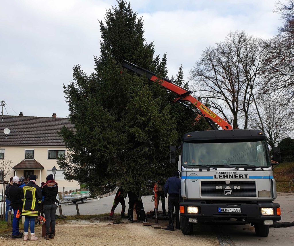 2019 Adventsmarkt in Gottmannshofen - Aufstellung des Christbaumes