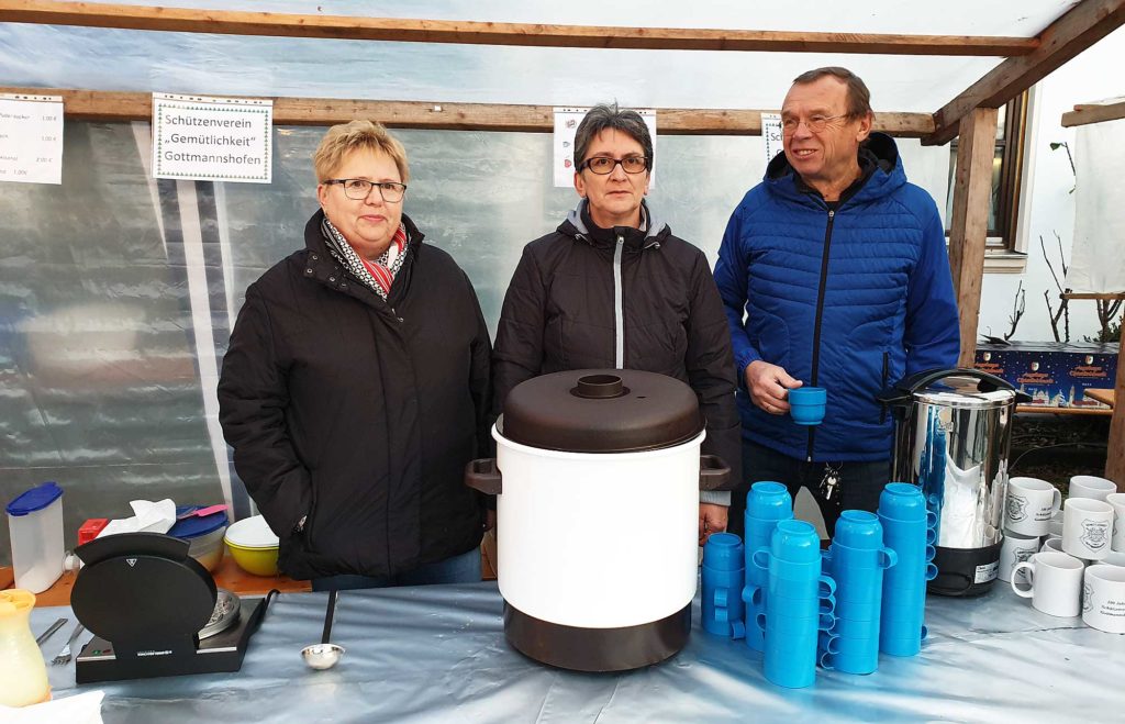 2019 Adventsmarkt in Gottmannshofen - Gottmannshofer Schützen bieten Punsch und Waffeln an